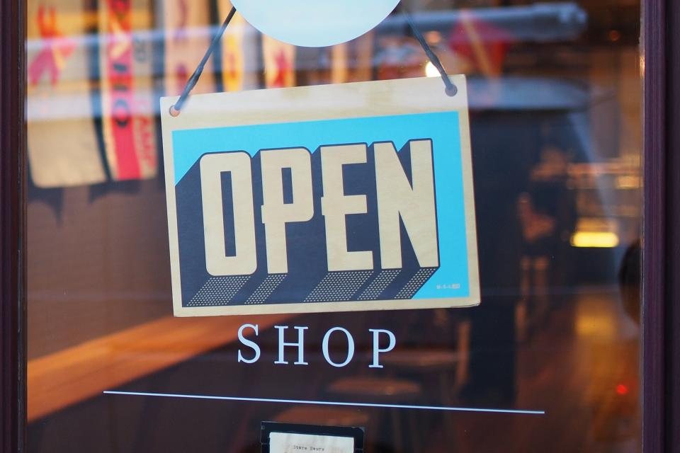 Letrero de abierto en la puerta de una tienda