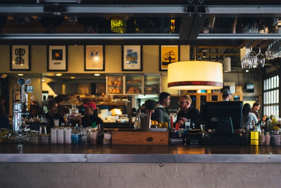 Restaurante con barra atendiendo a sus clientes